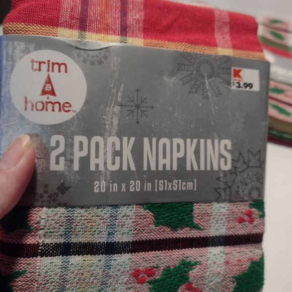 Trim a Home table cloth and napkins - Picture 4 of 6